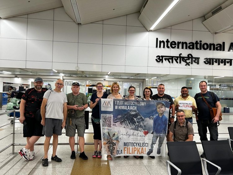 04 Motocyklisci dla Filipka na lotnisku Delhi